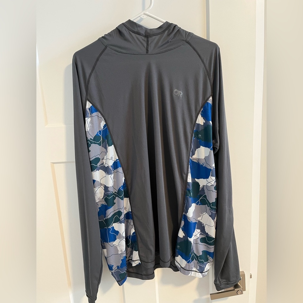 Men’s lightweight, hooded, long sleeve sun shirt